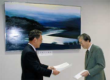 寄付した『黎明』を前に岡さん(右)と渡辺会頭