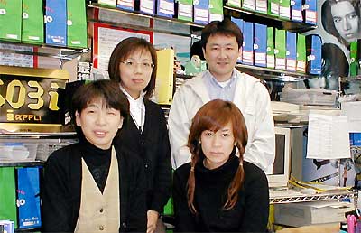 林町本店のスタッフ、後列右が諸橋直人社長