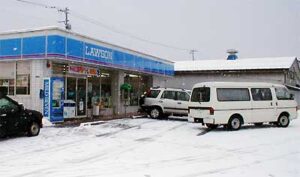 三条市郊外のコンビニ店に3人組が強盗、レジの金を奪って逃走