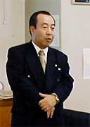企業局職員を前に年頭のあいさつを行う高橋燕市長