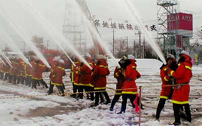 三条地域消防本部出初め式の放水訓練