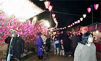 露店は好天が運んでくれた「好況」で活気づく