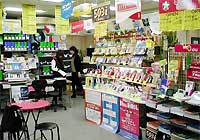 所狭しと携帯電話や関連機器が並ぶ本店