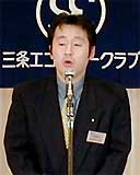 あいさつする高橋会長