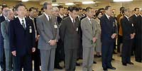年頭のあいさつを聞く職員