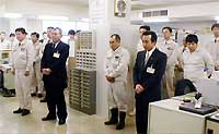 年頭のあいさつを聞く企業局職員