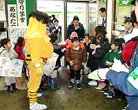 鬼や園児の思わぬ出迎えに高校生もびっくり