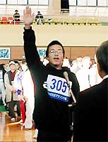 ようやく本殿にたどり着いた参拝者