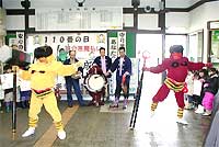 駅待合室で鬼おどりを披露