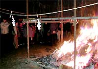 焼納場で暖を取る