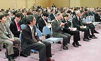 メモをとって聴講する参加者