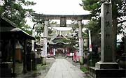 戸隠神社の参道から拝殿を見る
