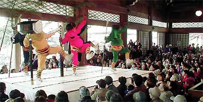 2万人の人出でにぎわった本成寺の鬼おどり