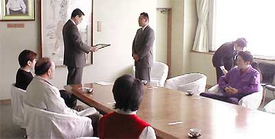 高橋三条市長から功労者一人ひとりに感謝状を手渡す
