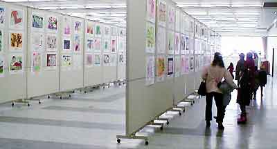 600点近い作品が並ぶ幼小中美術展