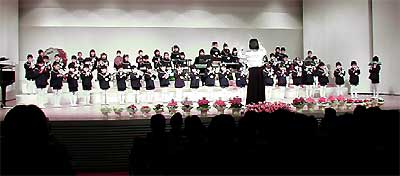 ホールで練習の成果を披露する泉保育園園児