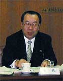 平成14年度予算を報告する高橋甚一燕市長