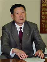 記者会見する高橋三条市長