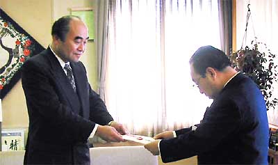 高橋甚一燕市長に180万円もの善意を手渡す田野隆夫エコー金属社長(左)