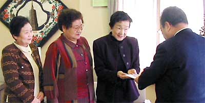 左から笠原和子副会長、佐藤スイ副会長、本間シズイ会長、高橋甚一燕市長