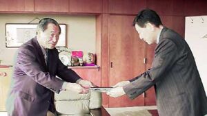 杉野奎司さんが村山半牧の掛け軸など29点を三条市に寄付