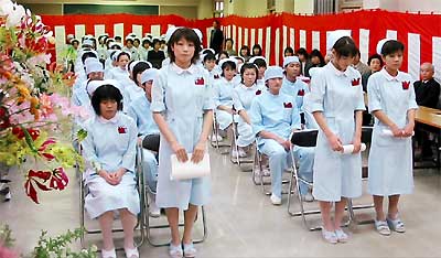 33人が巣立った三条市医師会准看護学院の第37期准看護士卒業式