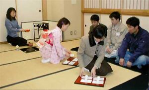三条勤少ホームの第3回国際交流TeaTimeで茶道で交流