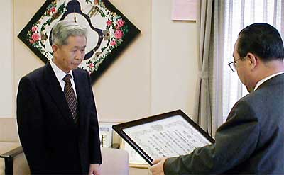 高橋燕市長から感謝状を受ける佐藤健作(有)ライオンパン店社長