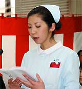 卒業生代表で答辞を述べる野島典さん