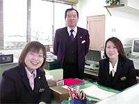 受け付けのスタッフと萩原営業部長