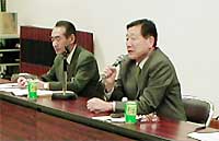 回答する高橋市長