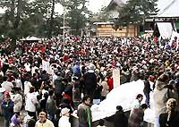 参拝者でぎっしりの境内