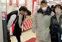深々と頭を下げる柴田店長