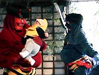 鬼に抱かれて大泣きする子ども