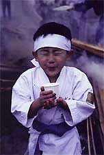 第41回富士フィルムフォトコンテスト2001で自由写真部門グランプリに輝いた蝶名林実さんの作品「寒けいこ」