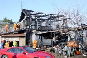 9日午後、三条市直江町2で住宅兼工場1棟が全焼、1人けが