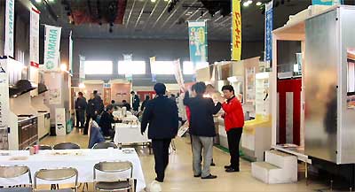 地場産センターで開かれている外山産業グループの「ベターリビングフェア2002」