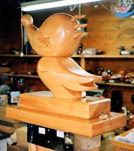 (有)坪源が喫茶店チェーンの木製立体オブジェ製作