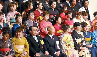 記念撮影で高橋市長と大山市議会議長を囲みひな壇に並ぶ新成人