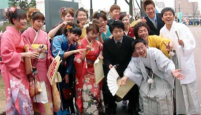 三条市成人式で会場の外で記念撮影する新成人