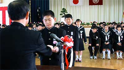 大谷実校長から卒業生一人ひとりに卒業生を授与