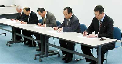 調印する右から高橋三条市長、高橋燕市長、佐藤田上町長、小林栄町長、佐藤下田村長