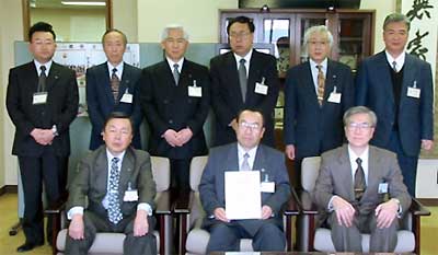 調印する右から高橋三条市長、高橋燕市長、佐藤田上町長、小林栄町長、佐藤下田村長