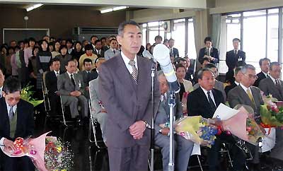 退職者辞令交付式で退職者を代表してあいさつする広瀬秀雄教育次長