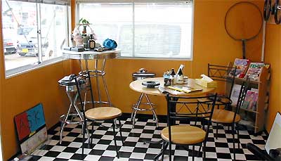 カーショップSUZUKIのマニアックでおしゃれな店内