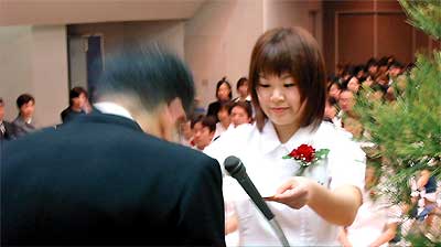 卒業生一人ひとりに高橋学校長から卒業証書を手渡した