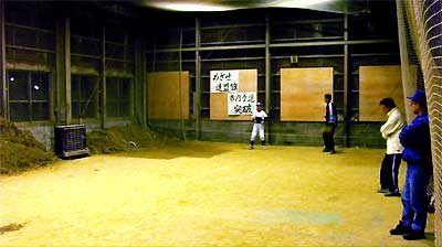 倉庫を改造して生まれた燕南野球スポーツ少年団室内練習場