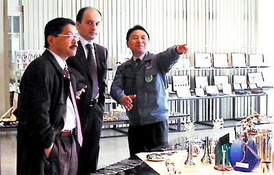 小林工業(株)ショールームを見学するブカッティ専務取締役(左から2番目)