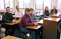一般の学生より一足早く教室で日本語の勉強