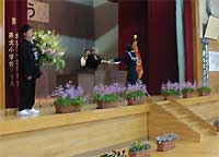 色とりどりの花がステージを飾る
